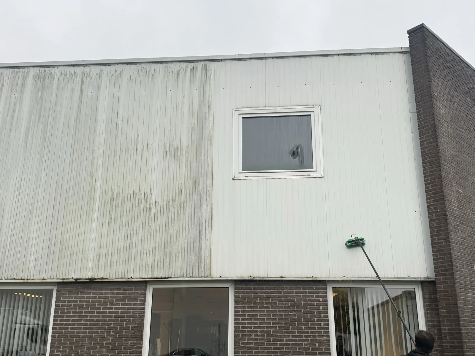 B2B bedrijfsgevel reiniging softwash West-Vlaanderen