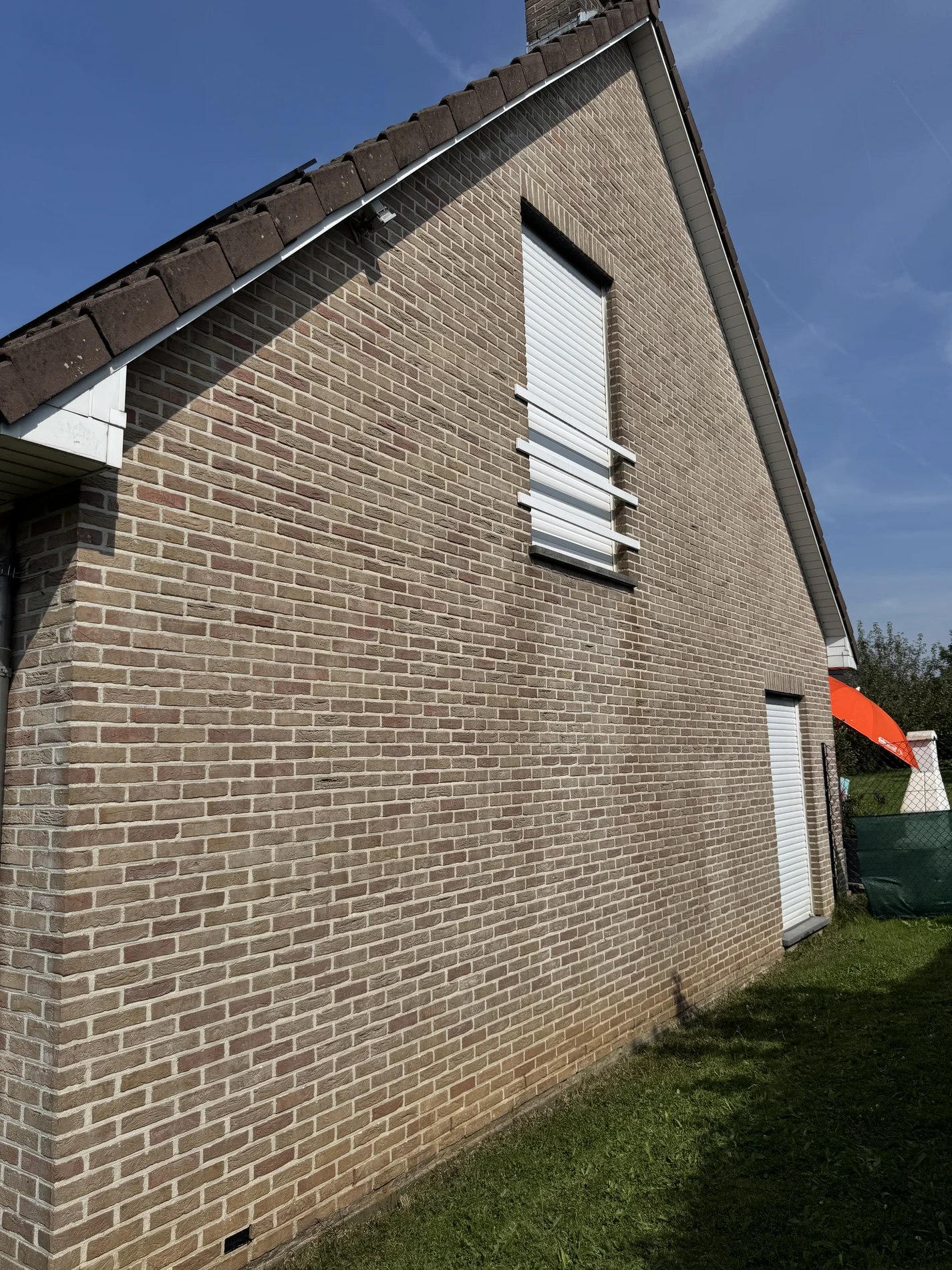 Gevelsteen reinigen voor en na na professionele reiniging door Outshine