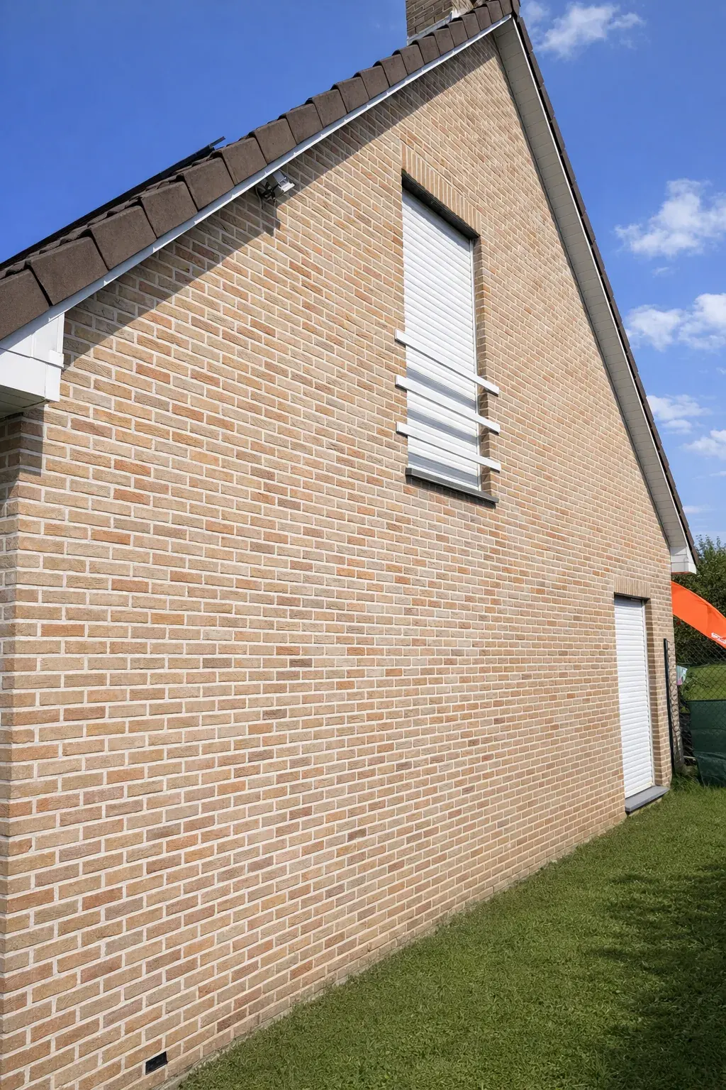 Gevelsteen reinigen voor en na na professionele reiniging door Outshine