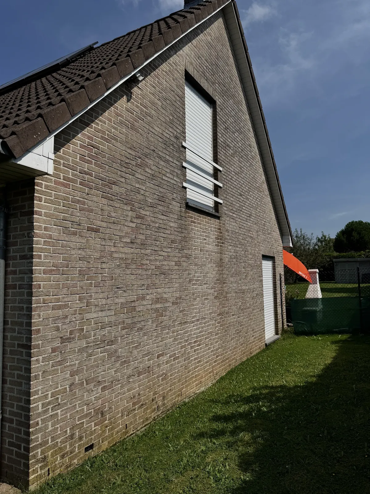 Gevelsteen reinigen voor en na voor reiniging met vervuiling of aanslag