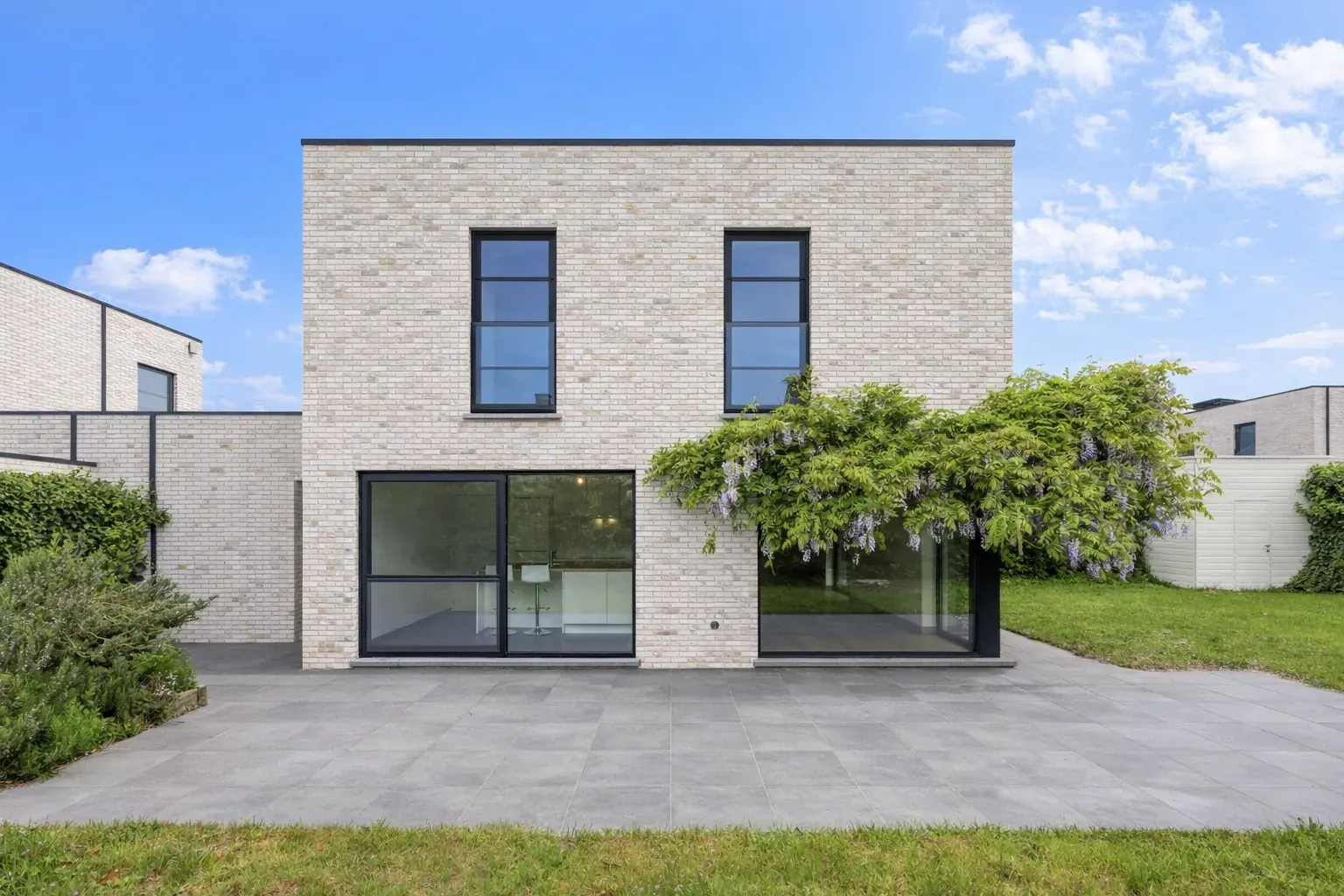 Bakstenen gevel laten reinigen na professionele reiniging door Outshine