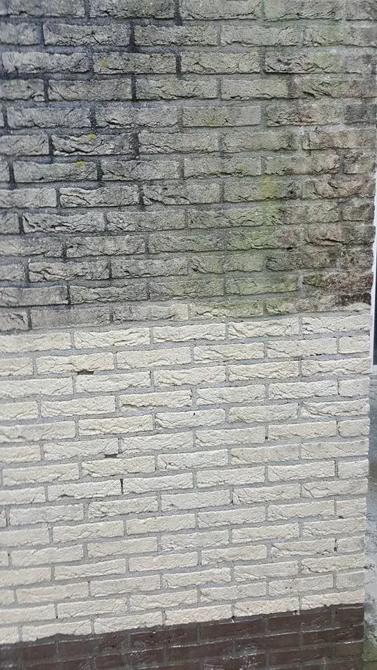 Softwash van een bakstenen gevel tijdens de reiniging