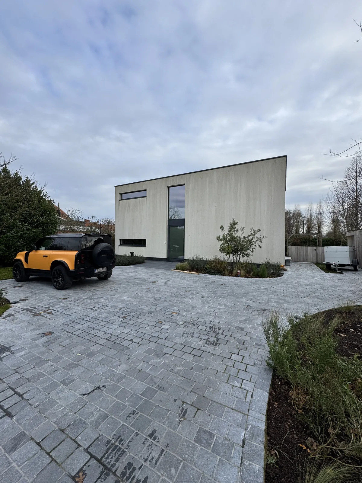 Voorbeeld van vervuilde witte minerale crepi voor reiniging in Ingelmunster