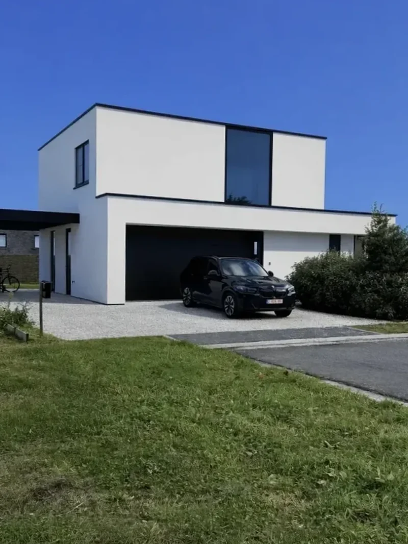 Vrijstaande woning met een gereinigde witte crepigevel