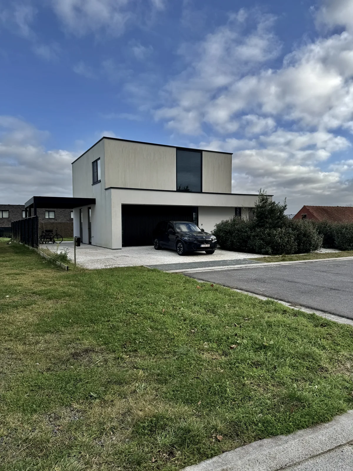 Witte crepi met vervuiling voor zachte reiniging project crepi huis 14