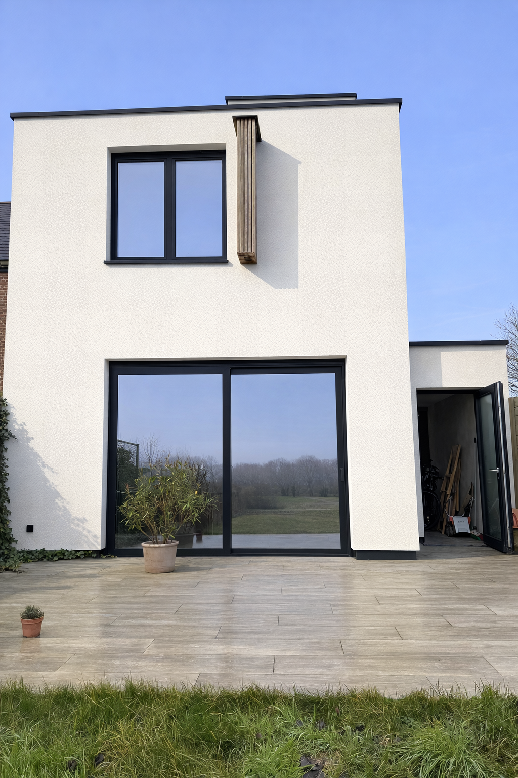 Crepi Care reiniging na softwash — witte crepi villa West-Vlaanderen