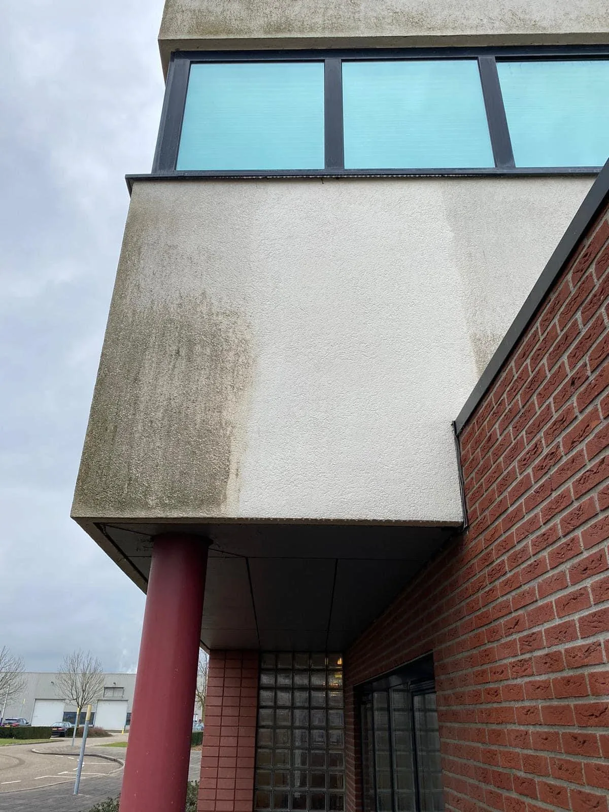 Crepi reiniging tijdens zachte softwash behandeling West-Vlaanderen