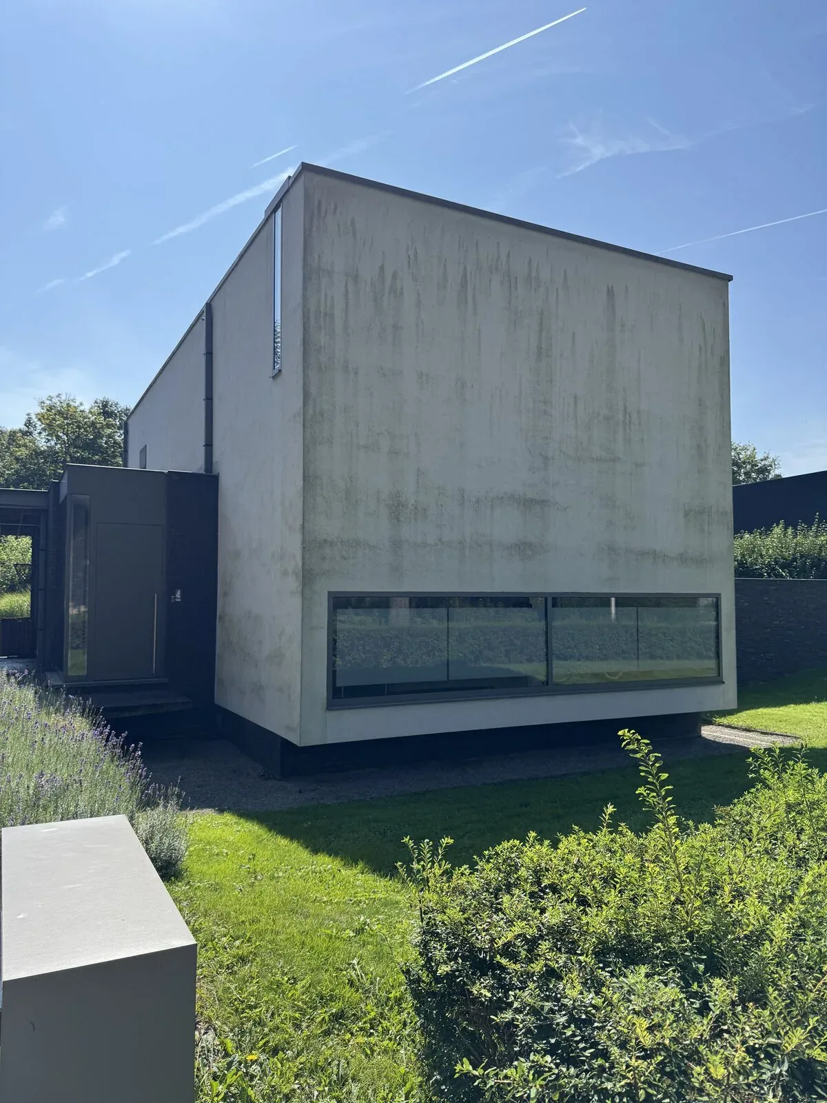 Moderne crepi gevel voor reiniging