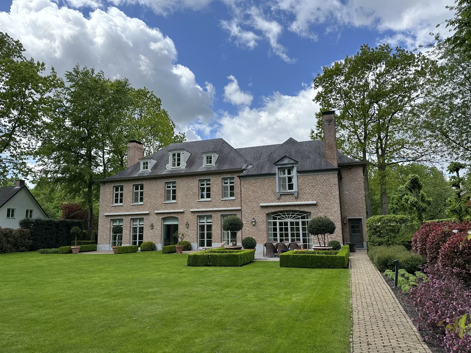 Grote bakstenen villa na gevelreiniging en buitenreiniging