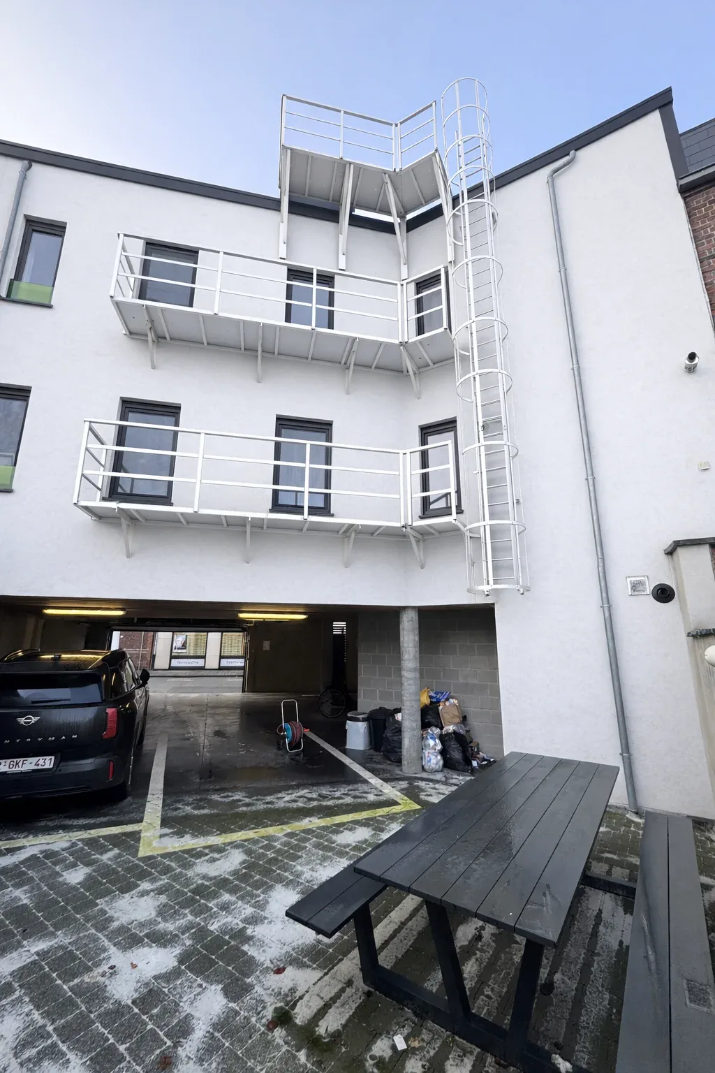 Softwash reiniging B2B appartementsgebouw na behandeling West-Vlaanderen