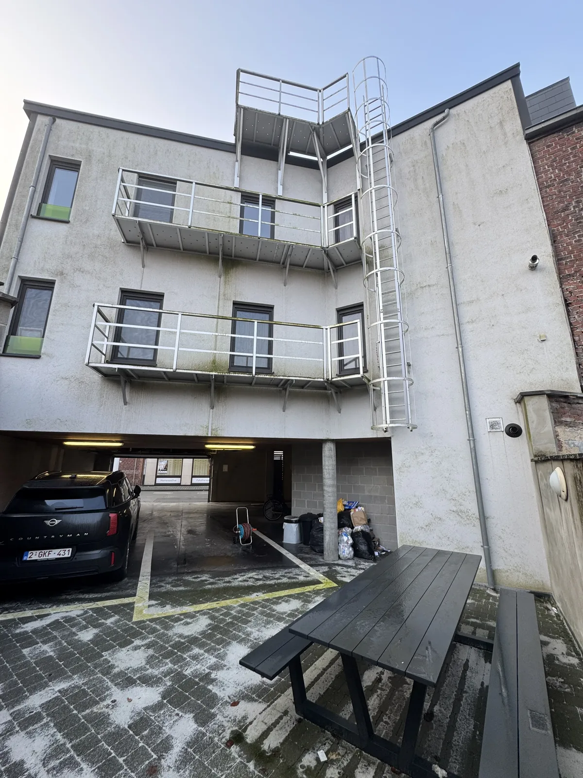 Appartementsgebouw voor softwash reiniging B2B West-Vlaanderen