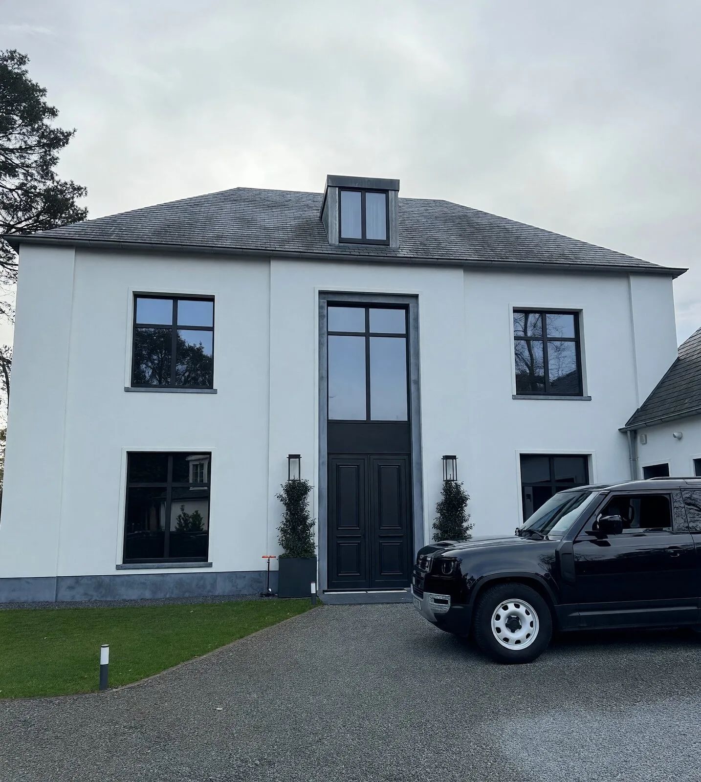 Klassieke villa na Crepi Care reiniging softwash West-Vlaanderen